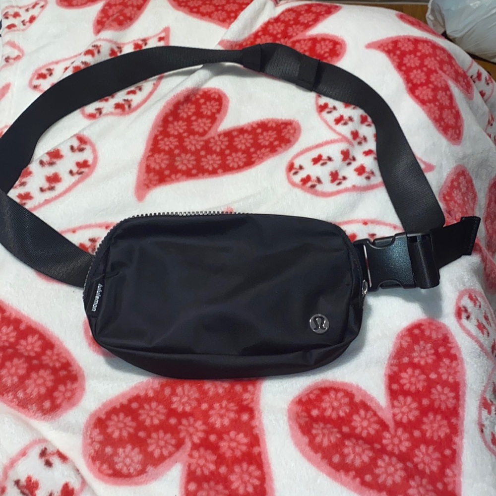 Lululemon everywhere belt bag